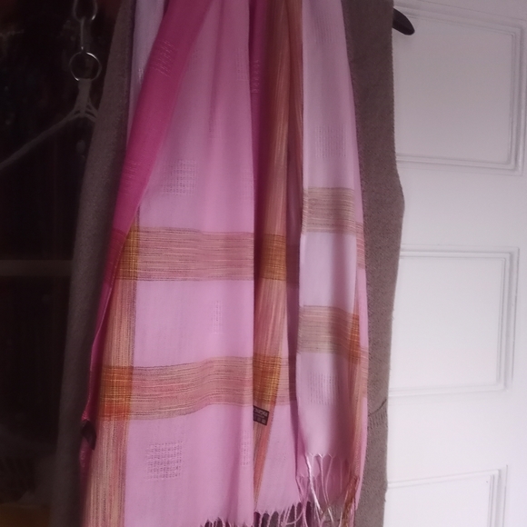 Pink hue Pashmina - Picture 7 of 9